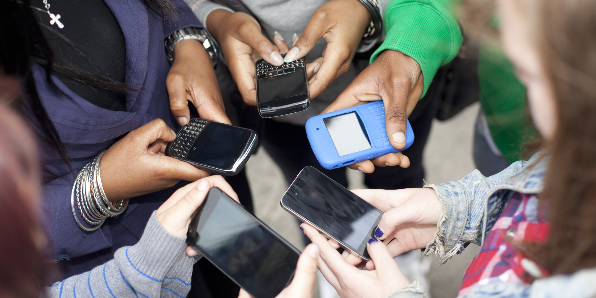 1393498285_o-TEEN-SOCIAL-MEDIA-facebook students at a further education college